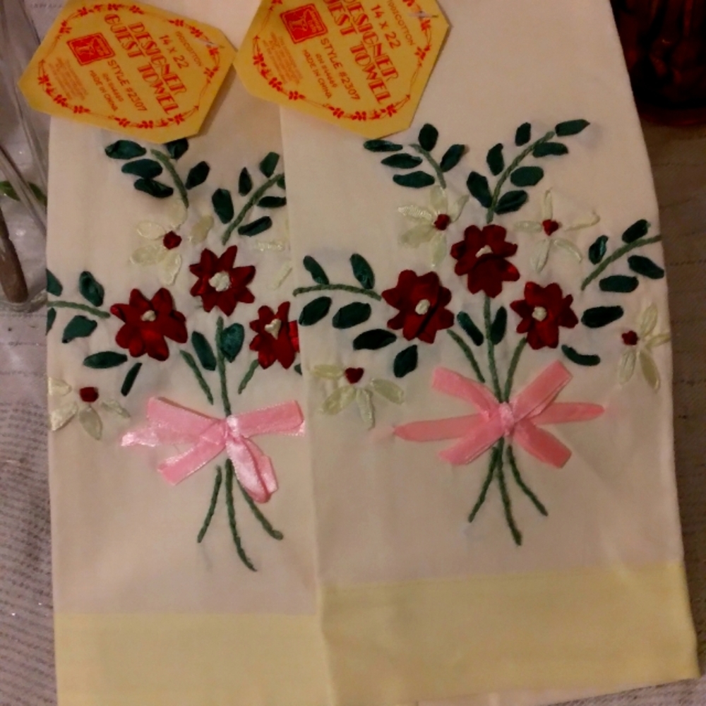 NWT.."AMERICAN CRAFTS" DESIGNER 100%COTTON GUEST TOWELS..SZ...14X22..STYLE 2307